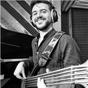 Laureato in basso elettrico jazz impartisce lezioni in presenza e online